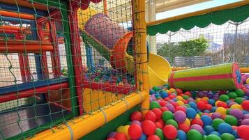 Casa, diversos dormitoris, fumadors, pati | Zona infantil