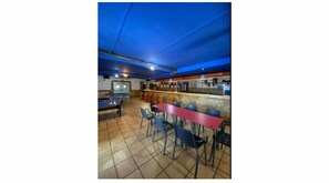 Ferienhaus, Mehrere Schlafzimmer, Raucher, Terrasse | Bar (in der Unterkunft)