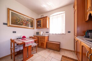 Apartamento Deluxe, balcón, vistas a la montaña | Cocina privada | Máquina de café espresso, cafetera o tetera y hervidor eléctrico