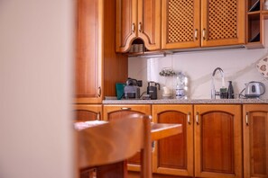 Deluxe Apartment, Balcony, Mountain View | Private kitchen | Highchair - Coromiga le stelle (Comano terme)