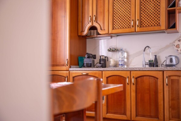 Leilighet – deluxe, balkong, fjellutsikt | Eget kjøkken | Espressomaskin, kaffetrakter/tekoker, vannkoker og høy barnestol