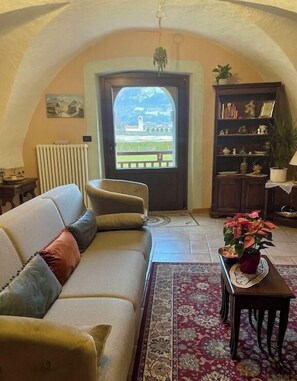 Apartamento Deluxe, balcón, vistas a la montaña | Zona de estar | Televisión de pantalla plana de 50 pulgadas con canales por cable