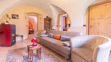 Deluxe-Apartment, Balkon, Bergblick | Wohnbereich