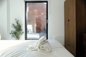 2 bedrooms, iron/ironing board, free WiFi, bed sheets - The Cleworth Residence (Manchester)
