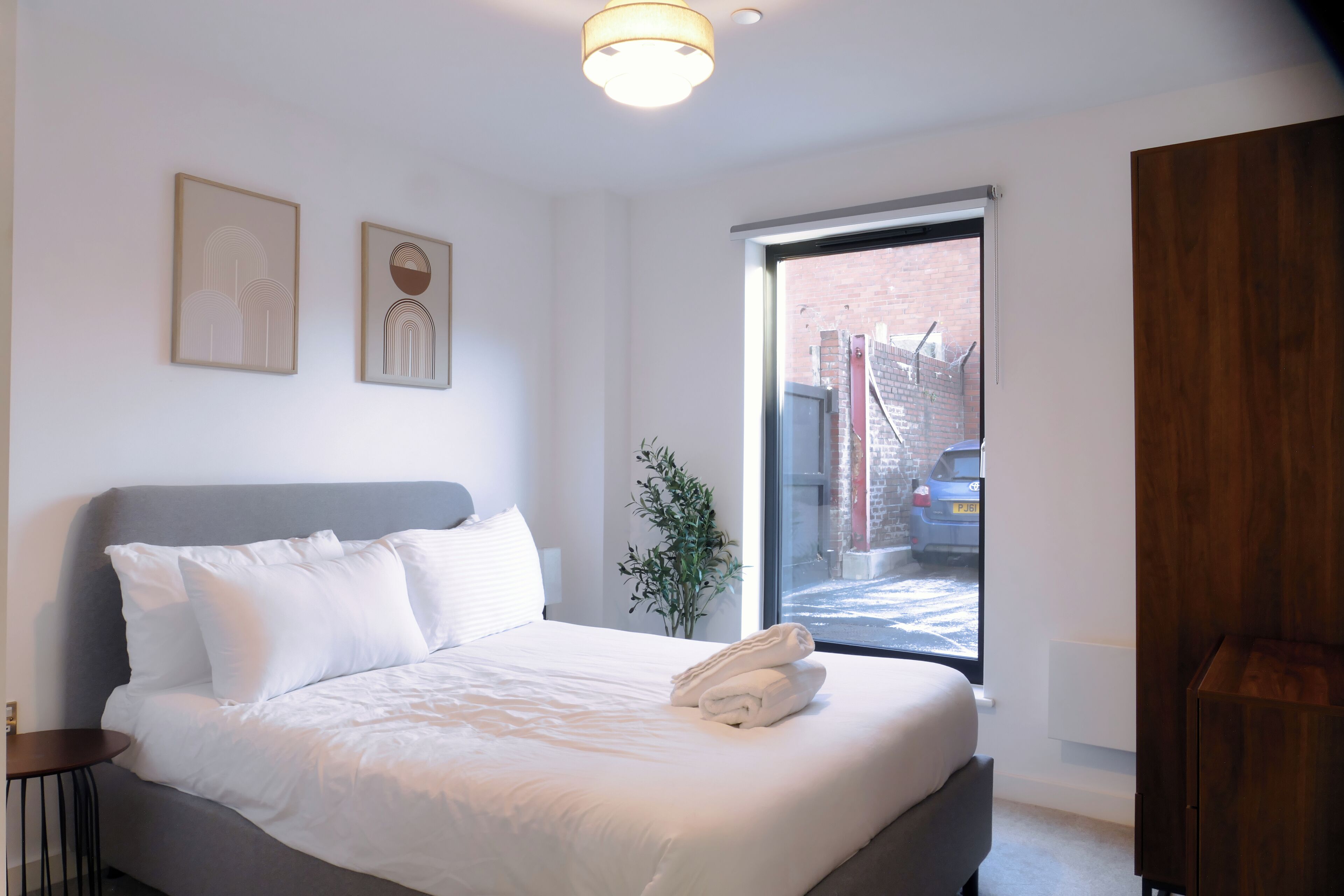 2 多间卧室、熨斗/熨衣板、免费 WiFi、床单