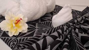 Escrivaninha, espaço de trabalho para notebook, cortinas blackout