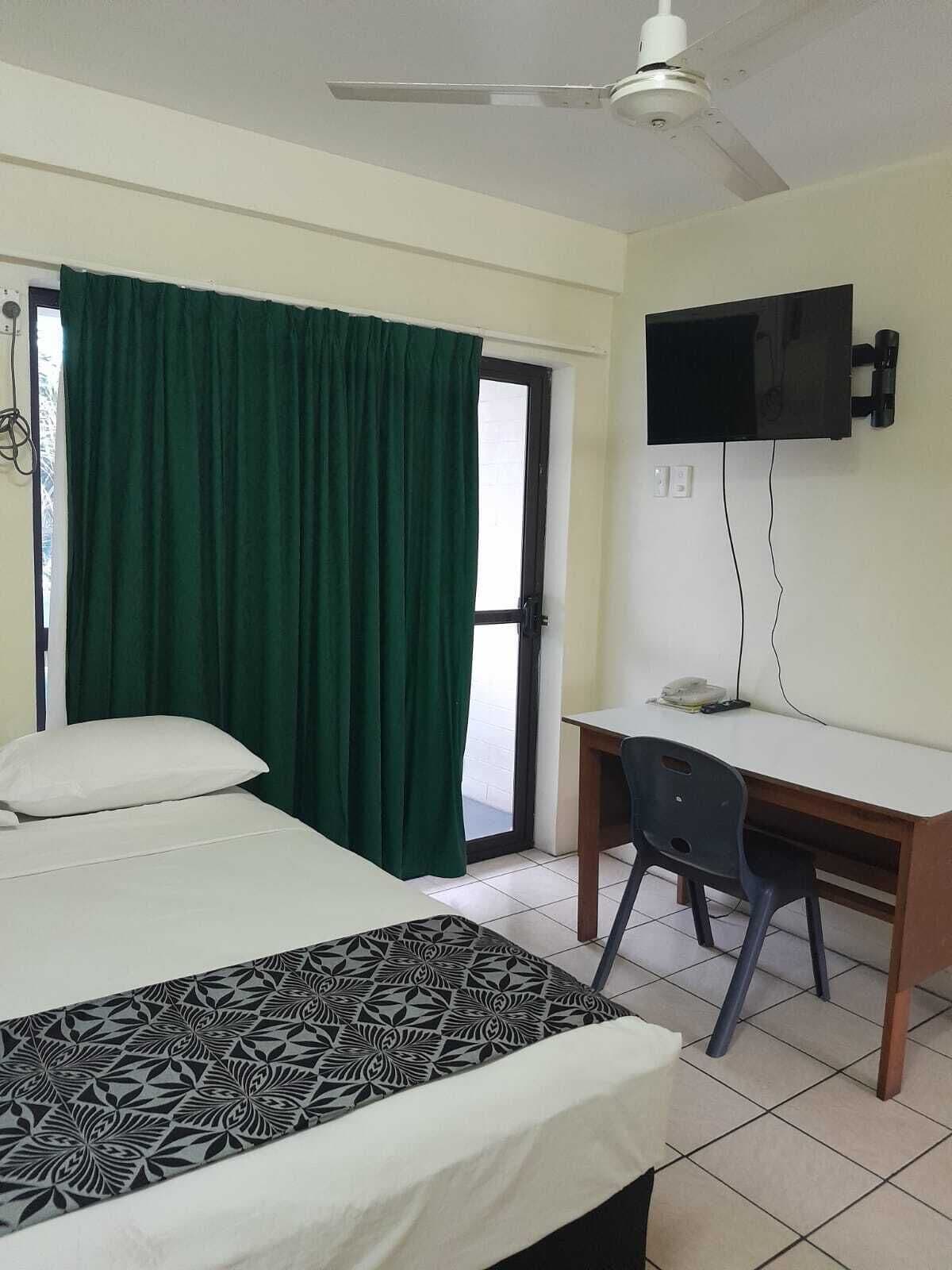 Kamar Single Basic, 1 Tempat Tidur Double, pemandangan halaman | Meja kerja, ruang kerja ramah laptop, dan tirai kedap cahaya