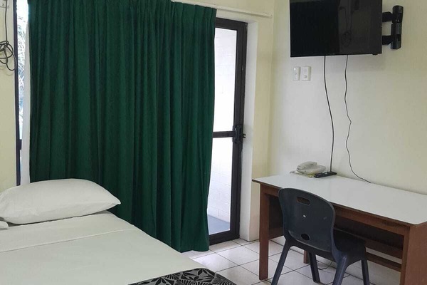 Kamar Single Basic, 1 Tempat Tidur Double, pemandangan halaman | Meja kerja, ruang kerja ramah laptop, dan tirai kedap cahaya