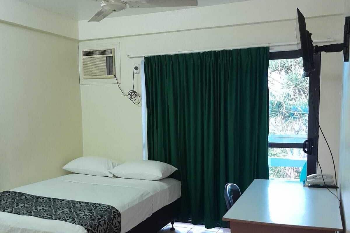 Basic Single Room, 1 Katil Kelamin (Double), Courtyard View | Meja, ruang kerja komputer riba, langsir/tirai gelap terus