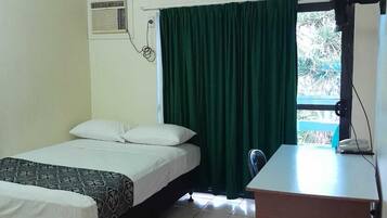 Basic Single Room, 1 Katil Kelamin (Double), Courtyard View | Meja, ruang kerja komputer riba, langsir/tirai gelap terus