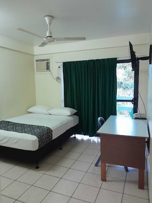 Basic Single Room, 1 Katil Kelamin (Double), Courtyard View | Meja, ruang kerja komputer riba, langsir/tirai gelap terus