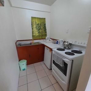 Comfort Double Room, Mountain View | Dapur peribadi | Peti sejuk mini, alat memasak/pinggan mangkuk/perkakas dapur