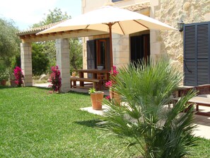 Outdoor dining - Finca Can Linda, between Sant Llorenc and Arta. 3000 meters to the center. (Sant Llorenç des Cardassar)