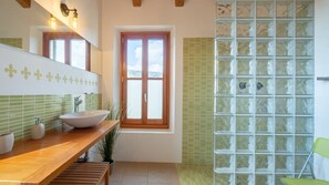 Shower, hair dryer, towels, soap - Finca Can Linda, between Sant Llorenc and Arta. 3000 meters to the center. (Sant Llorenç des Cardassar)