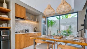 Vila Mewah, beranda, pemandangan kolam renang | Dapur pribadi | Ketel listrik