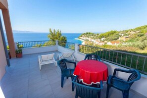Outdoor dining - Summerheaven Apartments - One Bedroom Apartment With Terrace and Sea View (Podgora)