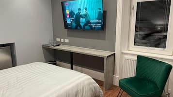 Una scrivania, ferro/asse da stiro, Wi-Fi, lenzuola