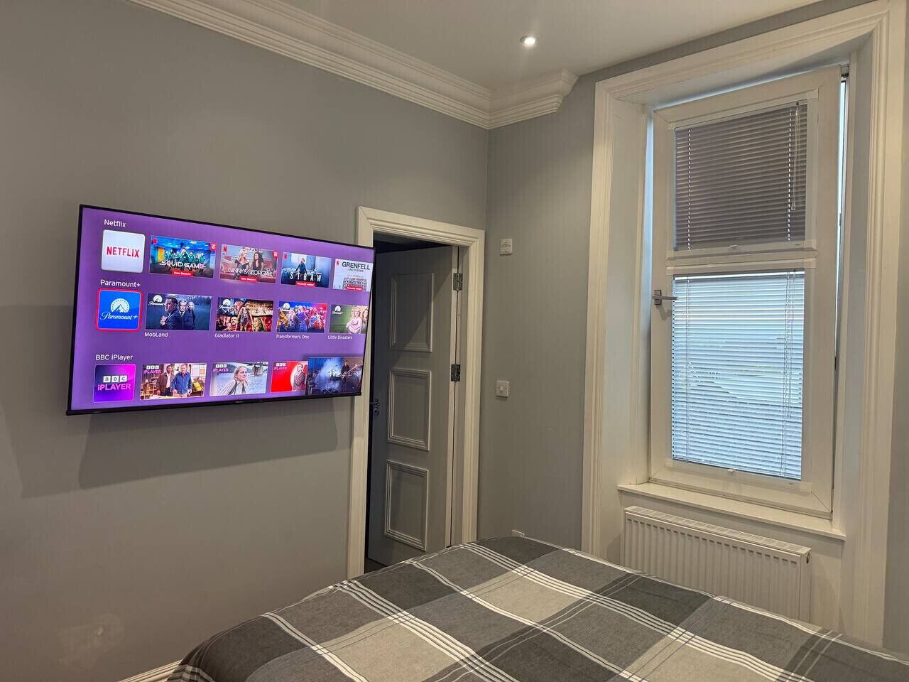 Desk, iron/ironing board, WiFi, bed sheets