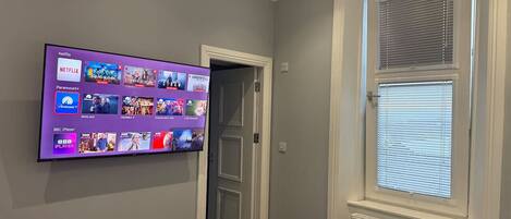 Desk, iron/ironing board, WiFi, bed sheets