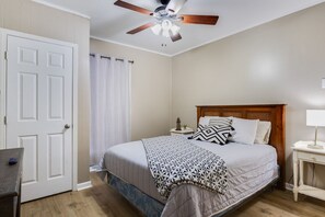 2 bedrooms, desk, iron/ironing board, travel cot - 2br w/ A KING Bed right off Hwy 90 + Wifi (New Iberia)