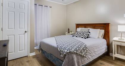 2br w/ A KING Bed right off Hwy 90 + Wifi