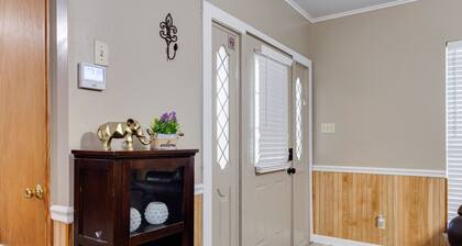 2br w/ A KING Bed right off Hwy 90 + Wifi