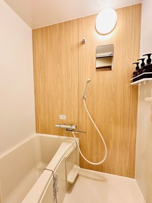 Articles de toilette gratuits, sèche-cheveux, chaussons