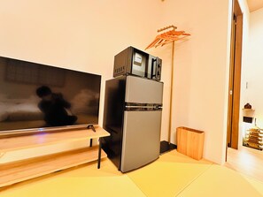 Deluxe szoba két külön ággyal, privát fürdőszoba | Íróasztal, laptophoz jól használható munkafelület és sötétítőfüggöny