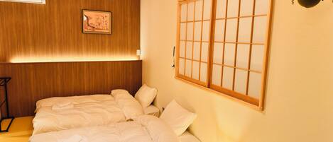 Escritorio, espacio para trabajar con laptop y cortinas blackout