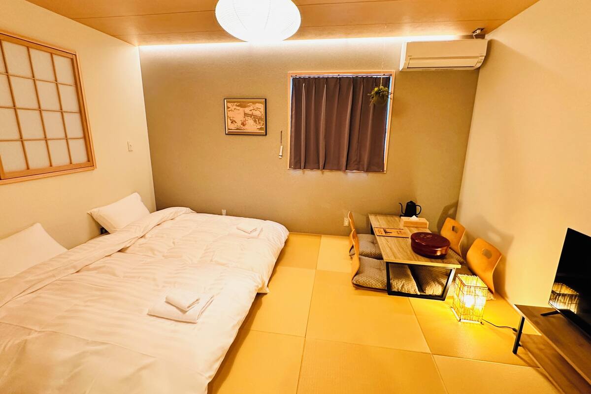 TvÄbÀddsrum Deluxe - privat badrum | Skrivbord, arbetsyta för laptop, mörklÀggningsgardiner och ljudisolering