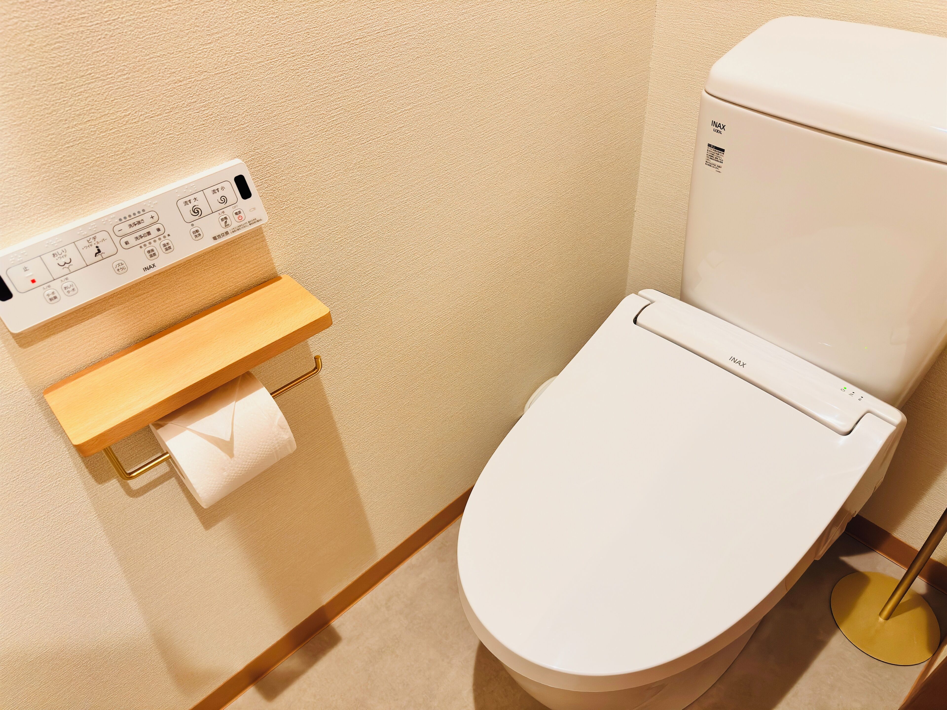 Deluxe Twin Room, Private Bathroom | Bathroom | Free toiletries, hair dryer, slippers, towels