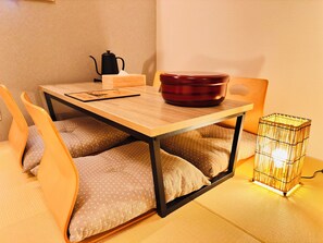 Kahden hengen deluxe-huone (kaksi sänkyä), oma kylpyhuone | Työpöytä, kannettavalle tietokoneelle sopiva työtila, pimennysverhot