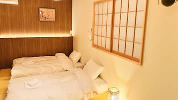 Tomannsrom – superior, flere senger, privat bad | Sengetøy av topp kvalitet, dundyner, memory foam-senger og skrivebord