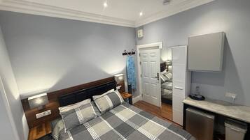 Desk, iron/ironing board, WiFi, bed sheets
