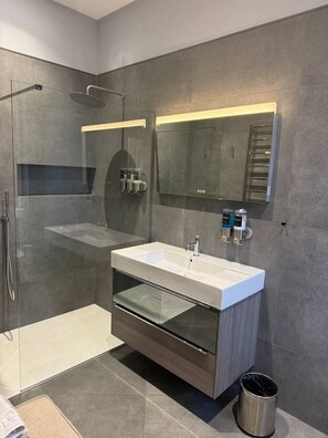 A modern bathroom with a glass-enclosed shower, a double sink vanity, and a large mirror. - Exclusive En-suite rooms (Laurieston)