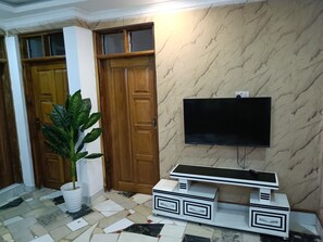 Interior - ESCAPE HOLE (Contea di Kwale)