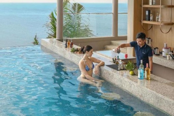 3 indoor pools, 5 outdoor pools