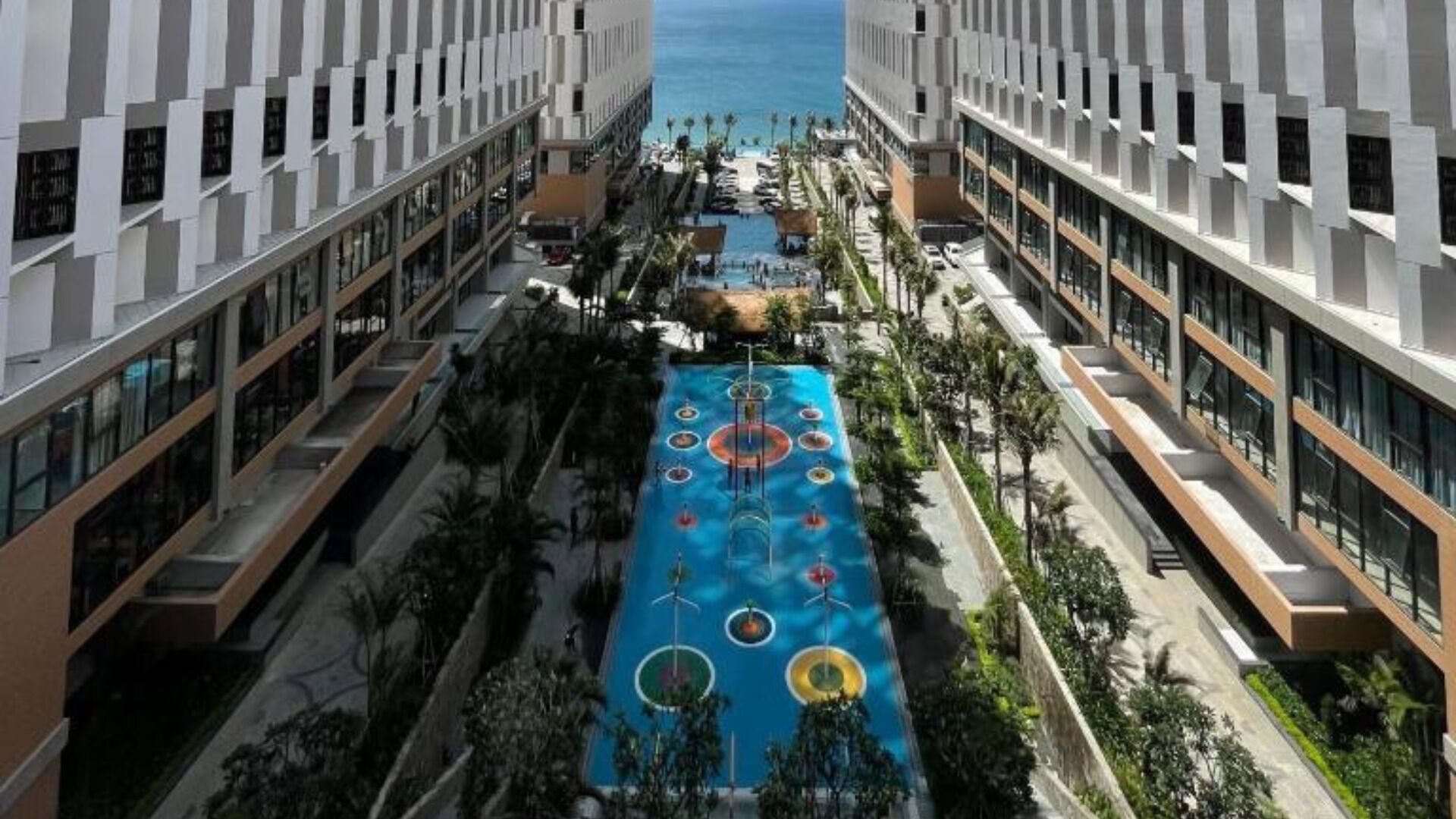 3 座室內游泳池和5 座室外游泳池