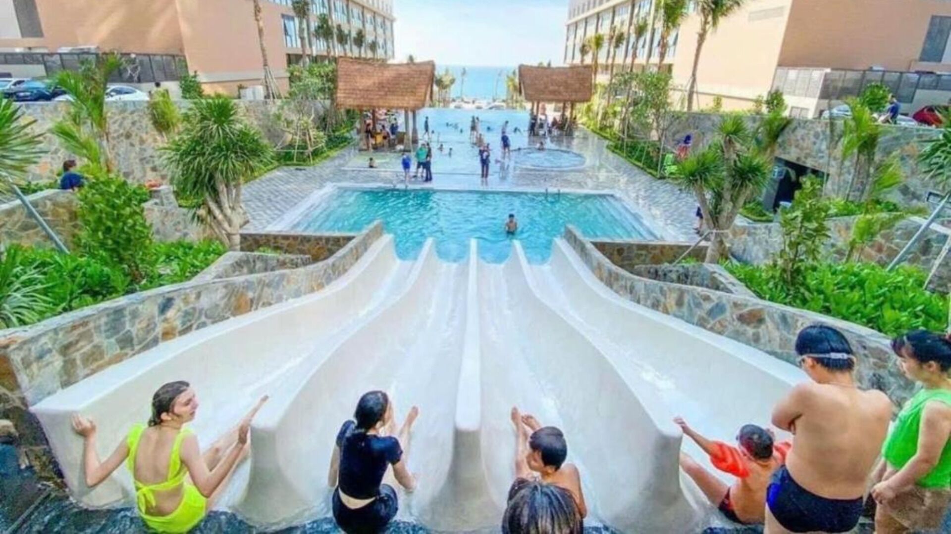 3 piscinas techadas, 5 piscinas al aire libre