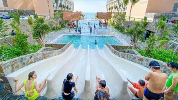 3 piscinas cubiertas, 5 piscinas al aire libre