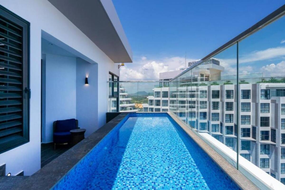 Una piscina sul tetto con vista libera sugli edifici circostanti.