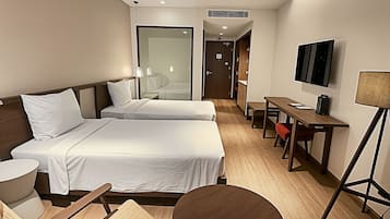 Pengeskab på værelset, skrivebord, arbejdsområde til bærbare computere