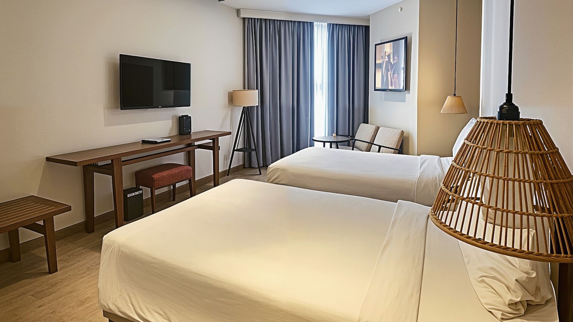 客房內保險箱、布置獨特、書桌、筆電工作空間