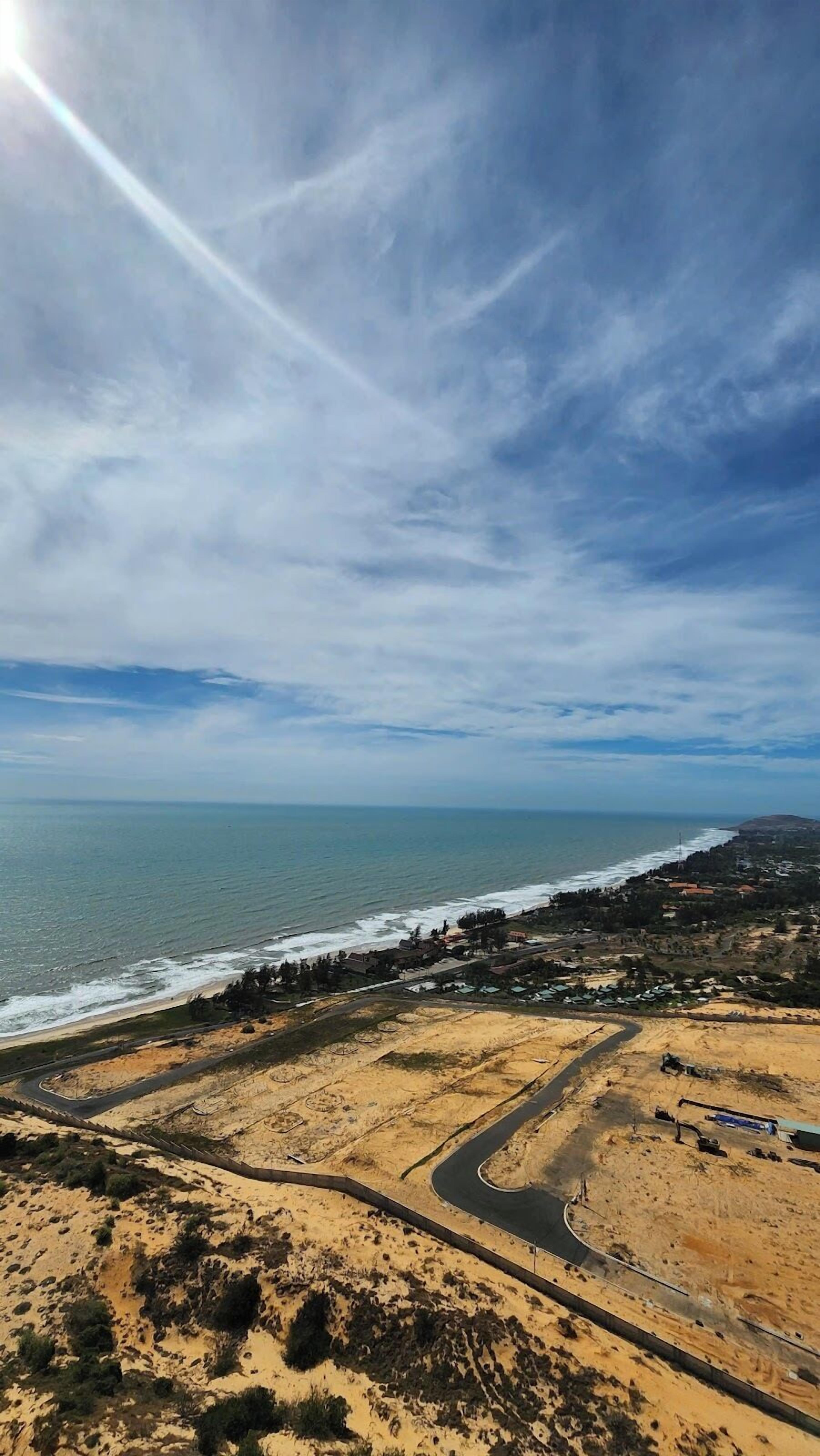 Ubicación cercana a la playa, arena blanca, tumbonas y sombrillas