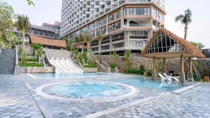 3 สระว่ายน้ำในร่ม, 5 สระว่ายน้ำกลางแจ้ง