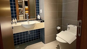 Artículos de tocador gratuitos, secador de pelo, pantuflas, toallas