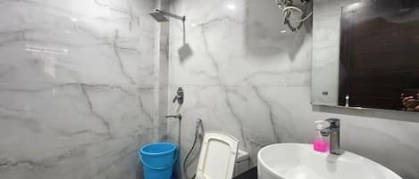 Ducha, toallas, shampoo, papel higiénico