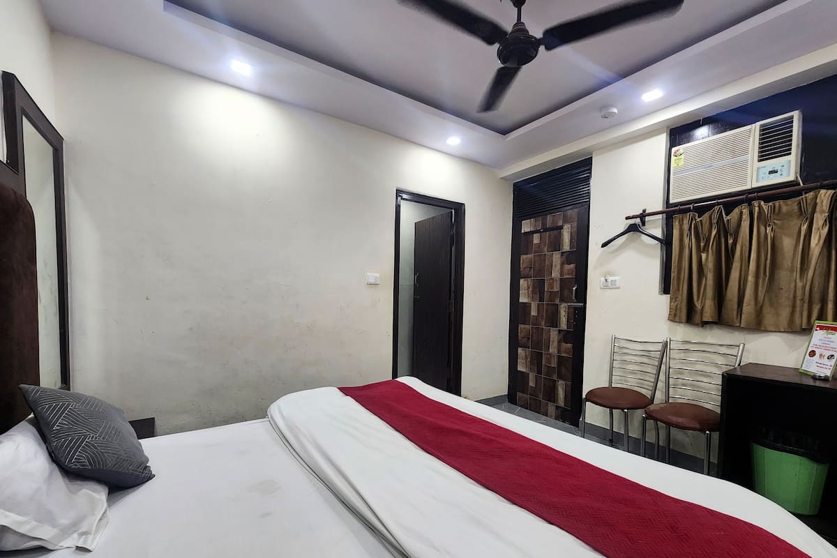 Deluxe Double Room | Desk, free WiFi, bed sheets