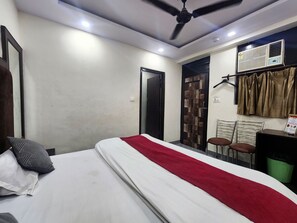 Deluxe Double Room | Desk, free WiFi, bed sheets - Hotel Satyam Near Ramakrishna Ashram  (New Delhi)