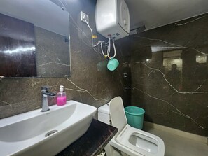 Deluxe Single Room | Bathroom | Shower, towels, shampoo, toilet paper - Hotel Satyam Near Ramakrishna Ashram  (New Delhi)